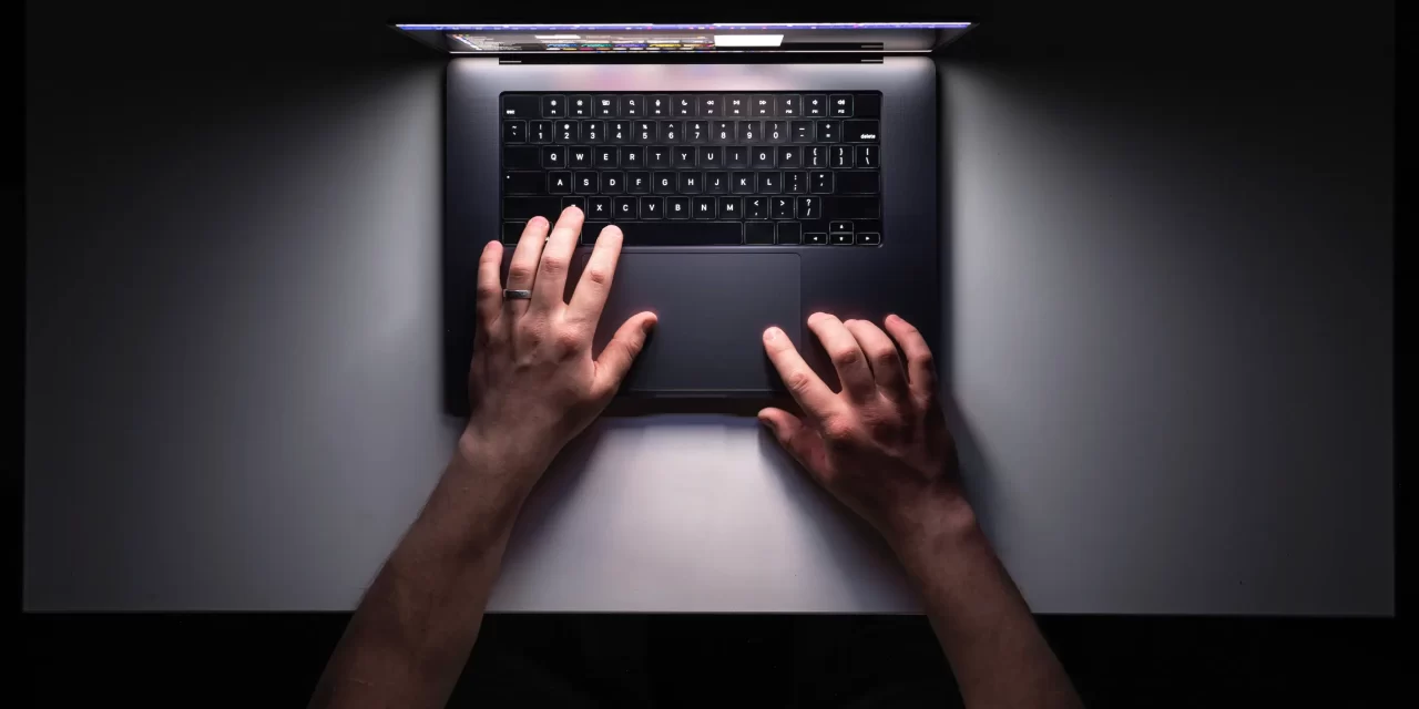 Si të mbroheni nga mashtrimet online në Shqipëri